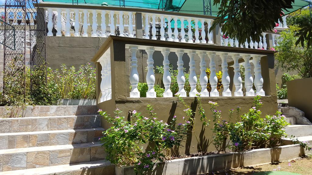 Апартаменты Hibiscus House Seychelles Self Catering Виктория Экстерьер фото