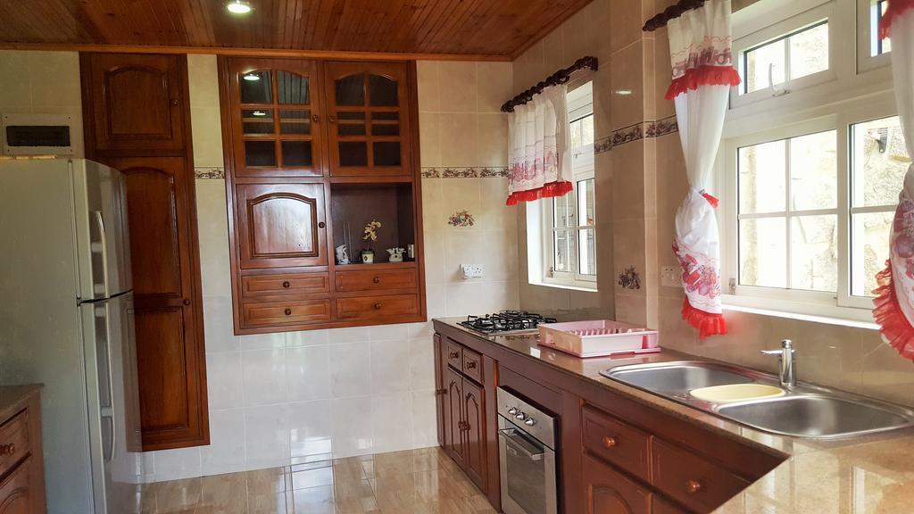 Апартаменты Hibiscus House Seychelles Self Catering Виктория Экстерьер фото