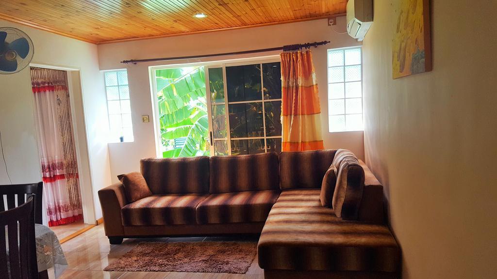 Апартаменты Hibiscus House Seychelles Self Catering Виктория Экстерьер фото