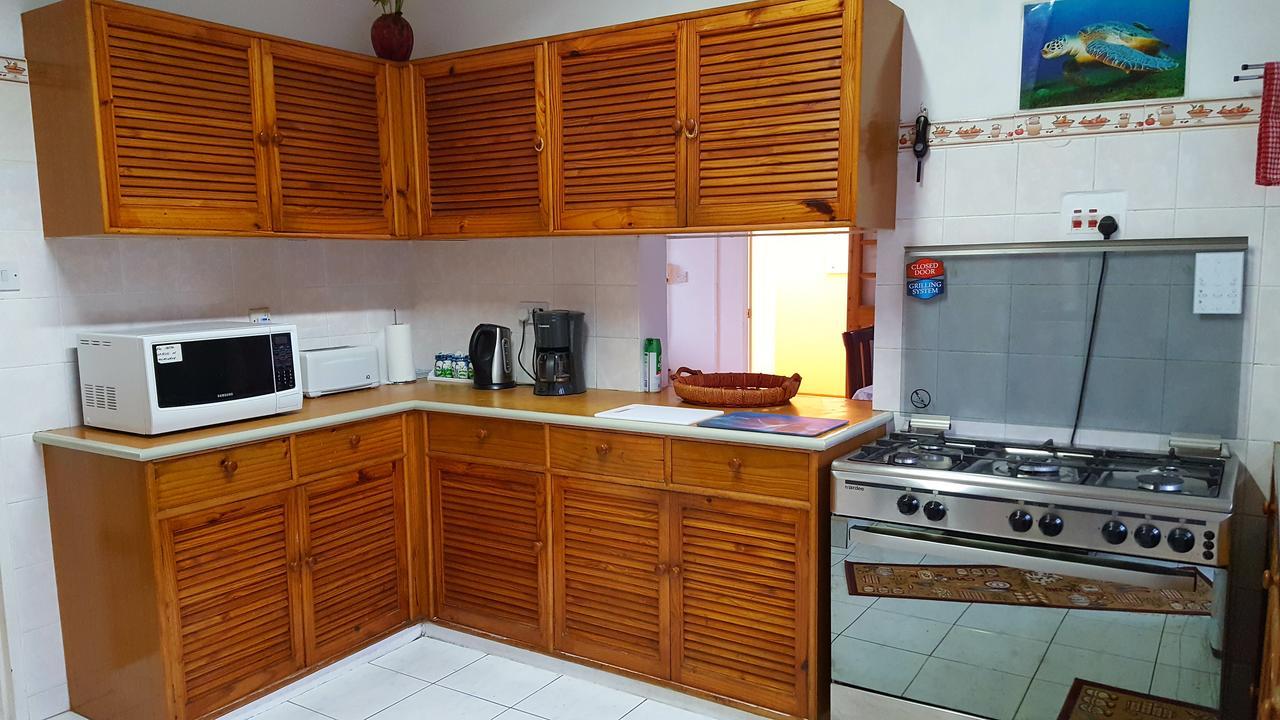 Апартаменты Hibiscus House Seychelles Self Catering Виктория Экстерьер фото