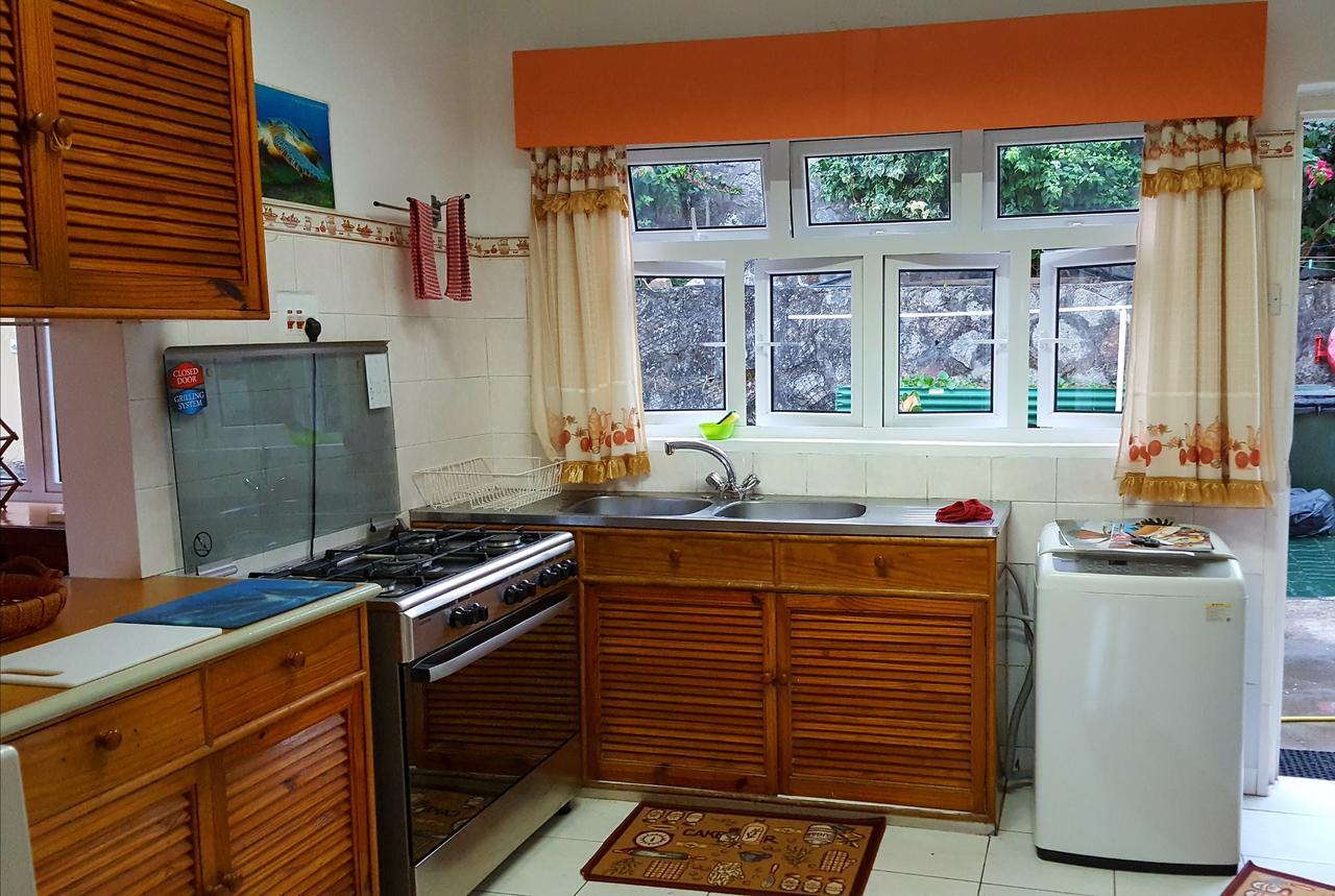 Апартаменты Hibiscus House Seychelles Self Catering Виктория Экстерьер фото