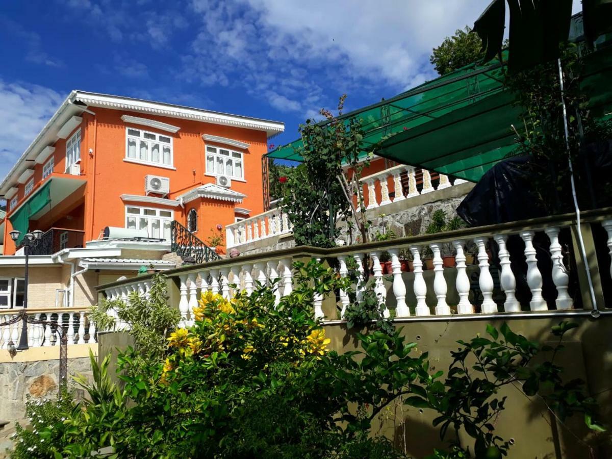 Апартаменты Hibiscus House Seychelles Self Catering Виктория Экстерьер фото