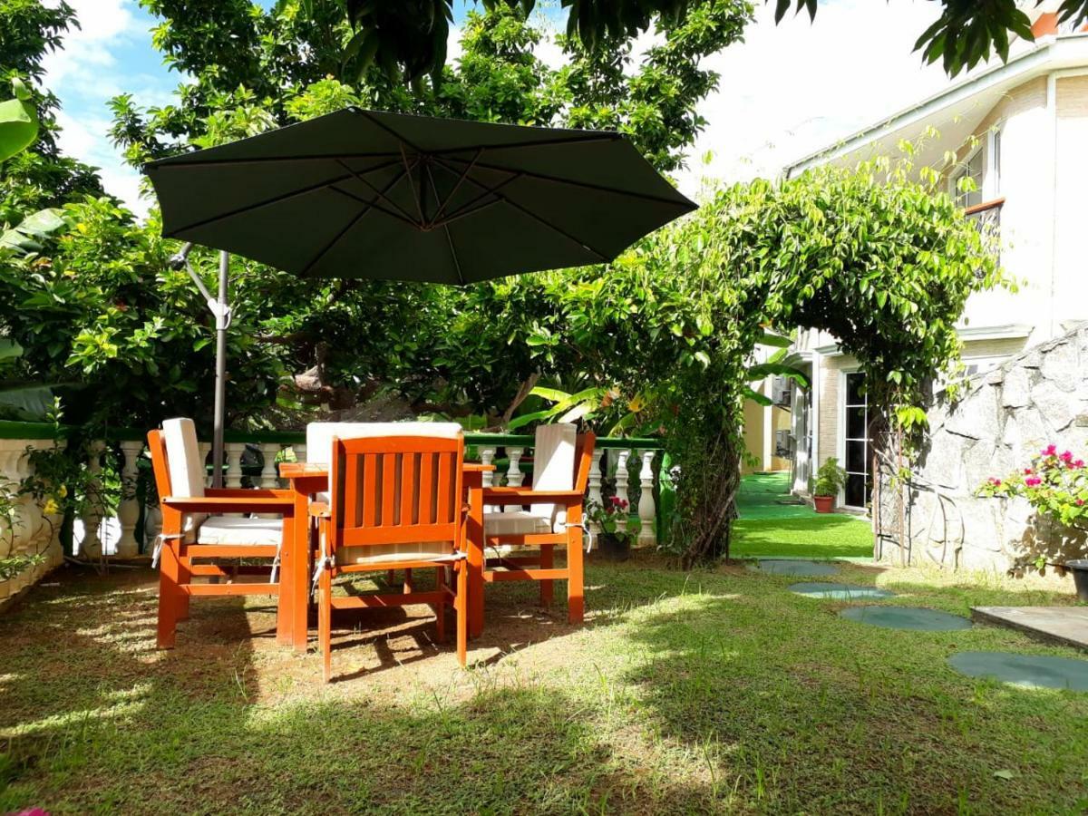 Апартаменты Hibiscus House Seychelles Self Catering Виктория Экстерьер фото