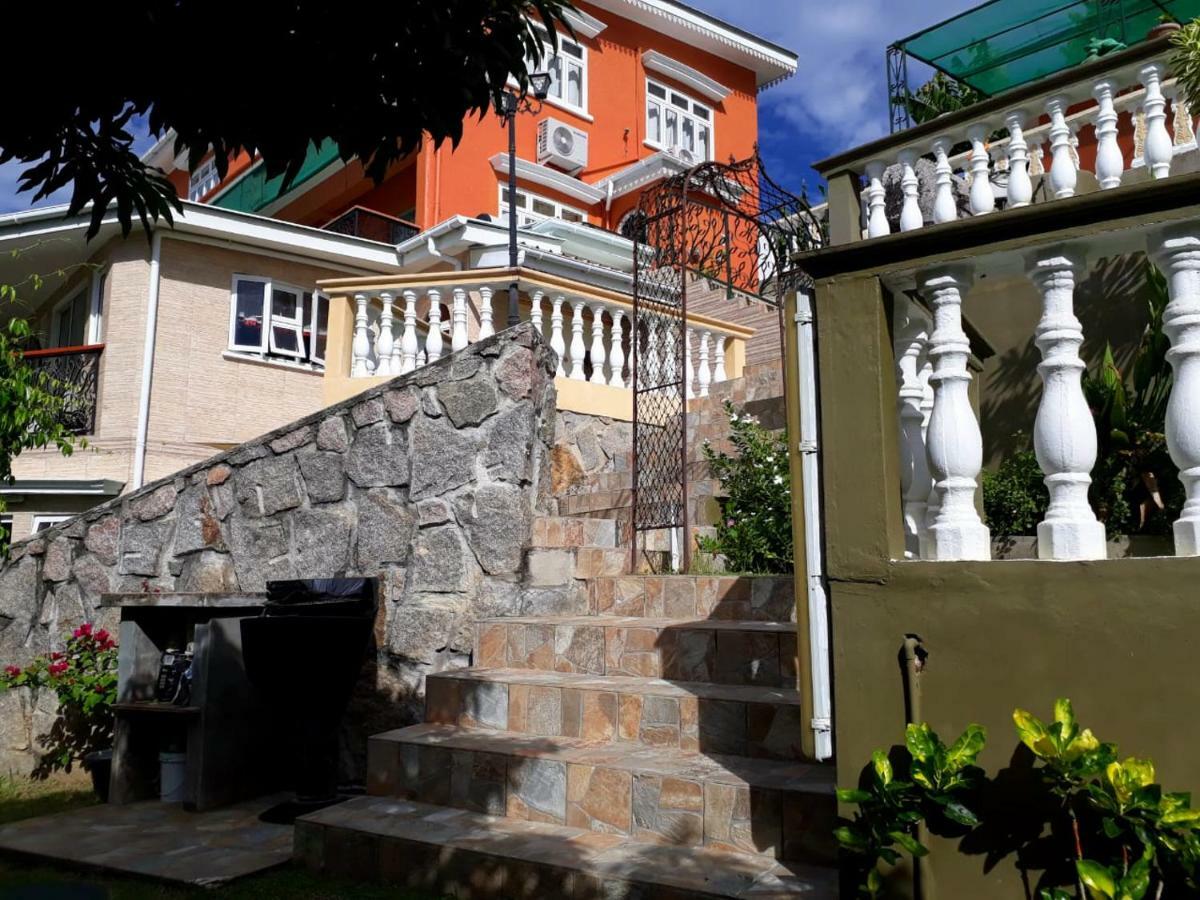 Апартаменты Hibiscus House Seychelles Self Catering Виктория Экстерьер фото